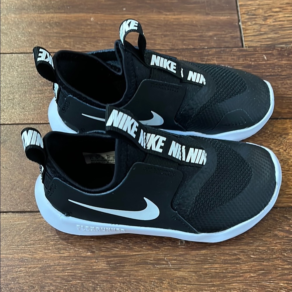 Nike Kids Black flex runner shoes
